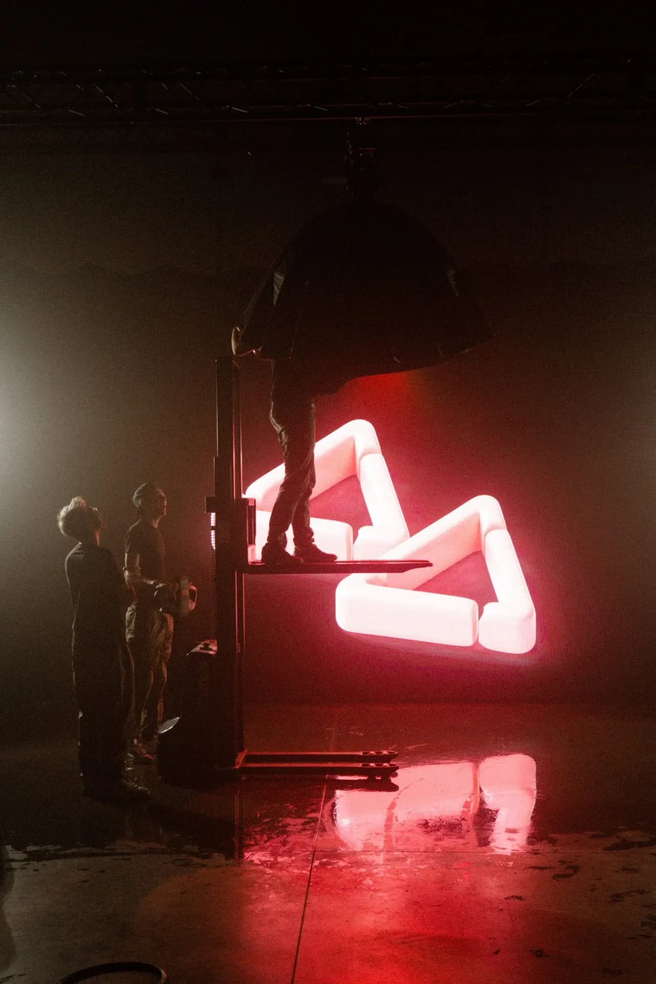 genesisfilms Videoproduktion - Neon Light Setup am Filmset
