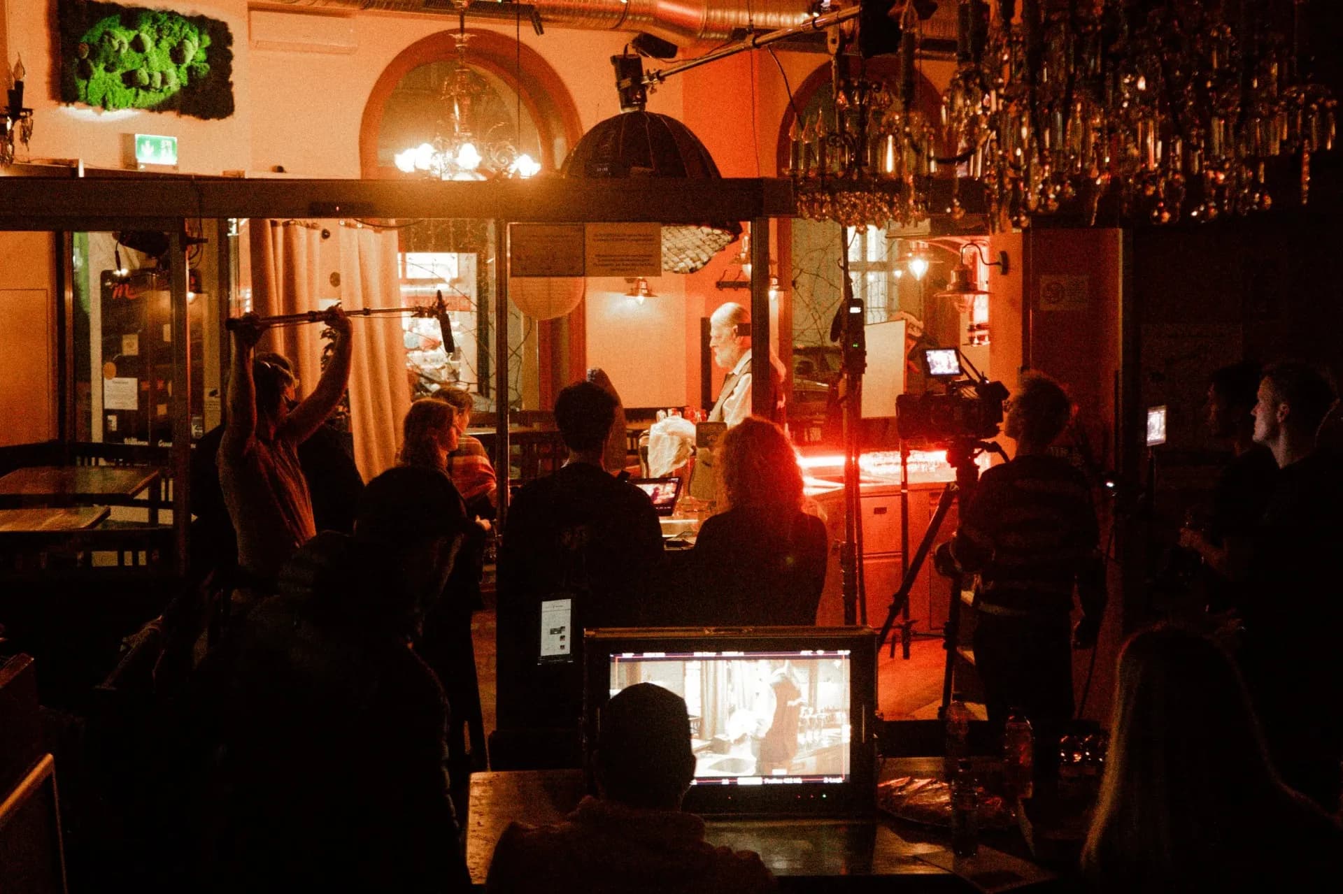 genesisfilms-Crew am Set während eines Drehs in Wien – Monitore, Licht und Kamera