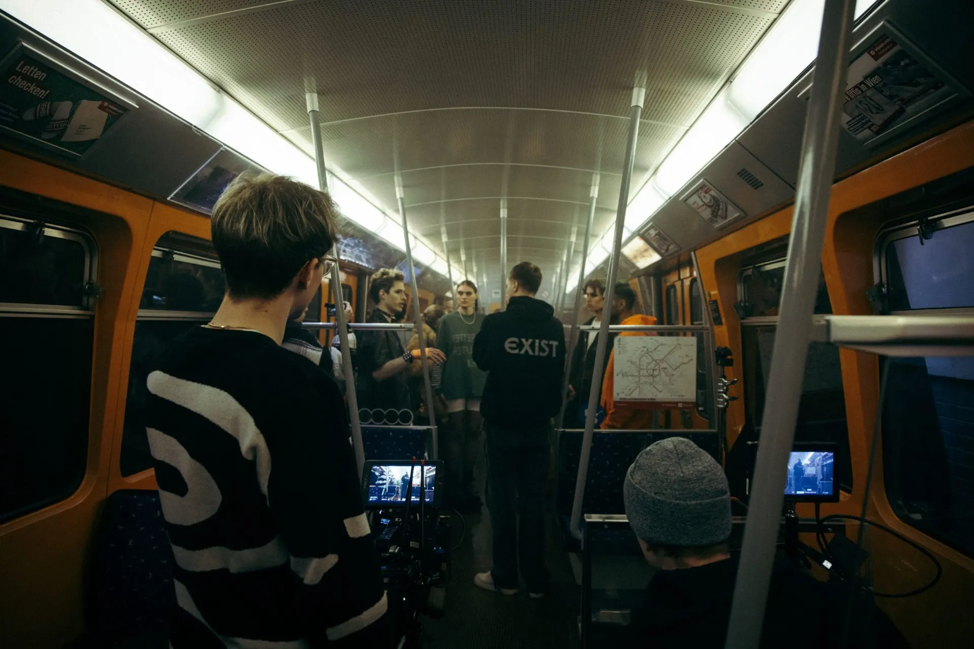 genesisfilms-Dreh in einer Wiener U-Bahn – Kamerateam und Cast bei Nacht