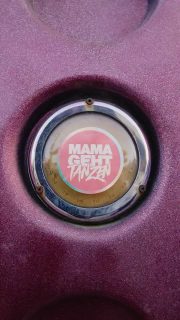 Wir bei @genesisfilms sind jetzt auch so welche die virale Pickerl-Filme für unsere Kunden erstellen 🫡 Für @mamagehttanzen_wien haben wir in 1020 keine Fläche ausgelassen ⏩️ slide in unsere DMs, damit auch deine Brand in ganz Wien verbreitet wird 🍿#spotlight #marketing #keinesachbeschädigung  #behindthescenes #werbefilm