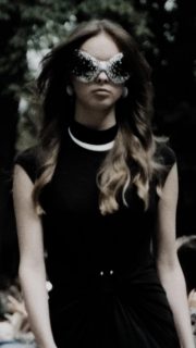 Throwback #fashionweek milano 09/24 ⏩️ #jungwildwien bis nach Mailand für @sarawongofficial // #genesisfilms #behindthescenes #moody